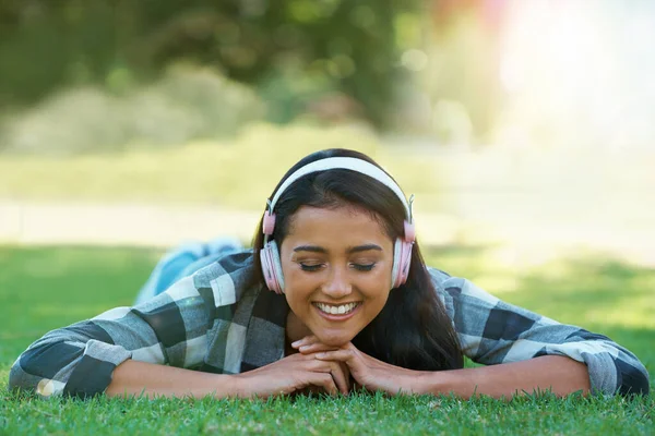 Neem Muziek Mee Een Jonge Vrouw Luistert Naar Muziek Haar — Stockfoto