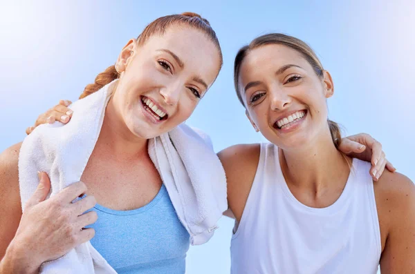 Saludable Ejercicio Los Amigos Sonríen Después Entrenamiento Yoga Aire Libre —  Fotos de Stock