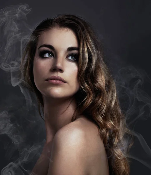 美しさの顔 スタジオのコンセプトショットの美しいです若いです女性とともに煙来て彼女 — ストック写真