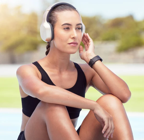Relaks Fitness Biegacz Muzyką Słuchawkową Uprawiania Sportu Świeżym Powietrzu Przerwy — Zdjęcie stockowe