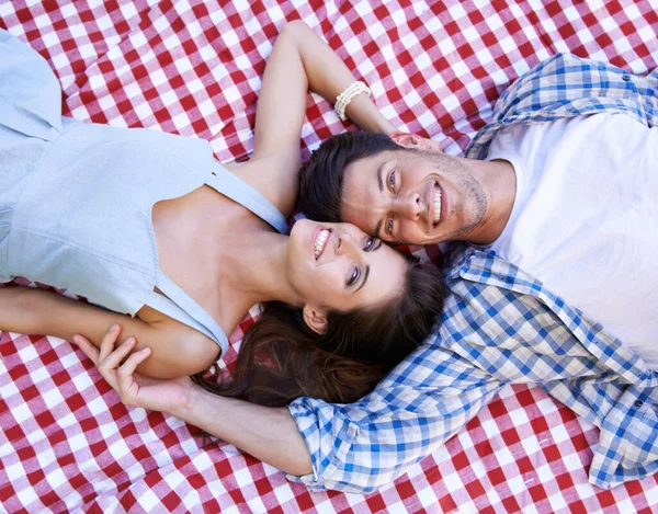 ロマンチックなピクニックを共有する 夏の太陽の下でピクニックを楽しむ幸せな若いカップル — ストック写真