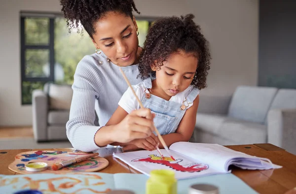 Kreativ Konst Och Måleri Med Mamma Och Flicka Vardagsrummet För — Stockfoto