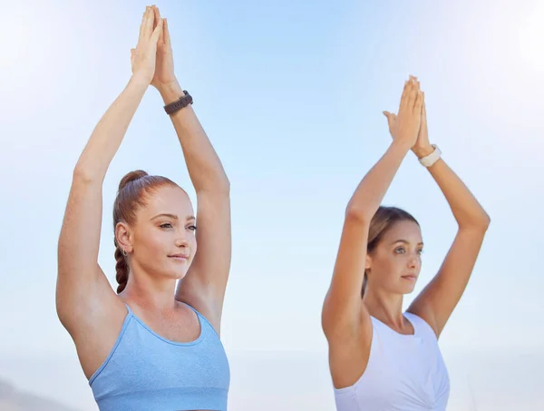 Nők Jóga Meditáció Természetben Relaxációs Edzés Képzés Testmozgás Mentális Egészség — Stock Fotó