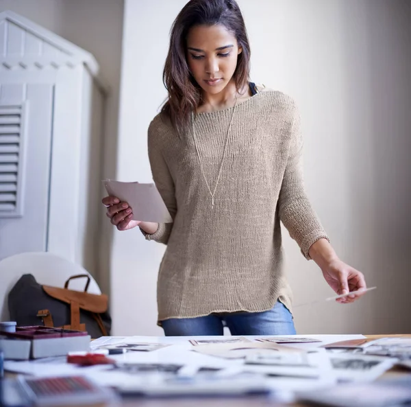 Hmm Cuál Funcionaría Mejor Una Joven Trabajando Portafolio Casa — Foto de Stock