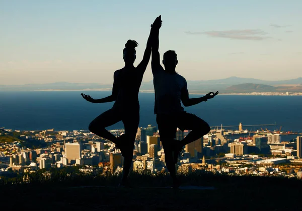 Pareja Silueta Yoga Forma Espiritual Bienestar Sobre Fondo Ciudad Sombra —  Fotos de Stock