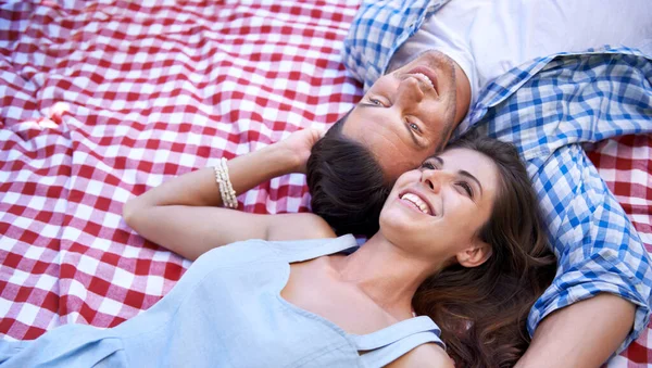 Een Romantische Picknick Delen Een Gelukkig Jong Stel Dat Geniet — Stockfoto