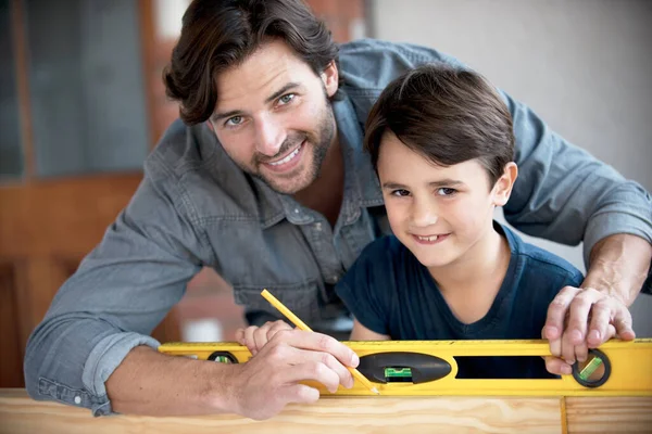 Estou Aprender Sobre Carpintaria Com Pai Pai Filho Fazer Trabalhos — Fotografia de Stock