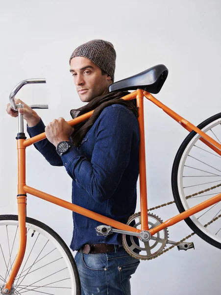 我骑自行车到处跑 一个拿着自行车的时髦年轻人 — 图库照片