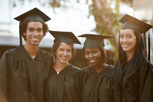 Sono Orgoglioso Essere Laureato Gruppo Laureati Sorridenti Piedi Insieme Berretto — Foto Stock