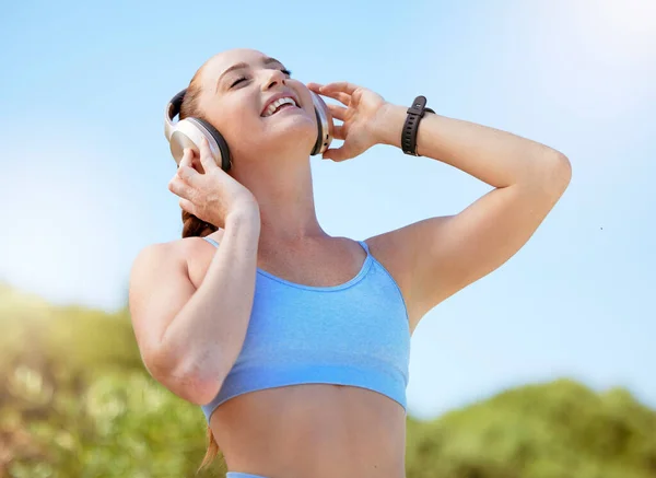 健身和音乐耳机在自然环境 乡村和澳大利亚景观中的应用 快乐或有动力的私人教练 享受健康锻炼 锻炼或训练电台播客 — 图库照片