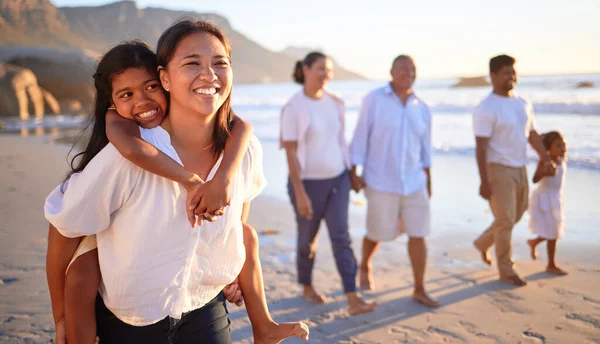 Cestování Šťastná Rodinná Plážová Dovolená Odpočinkem Veselí Lidé Kteří Při — Stock fotografie
