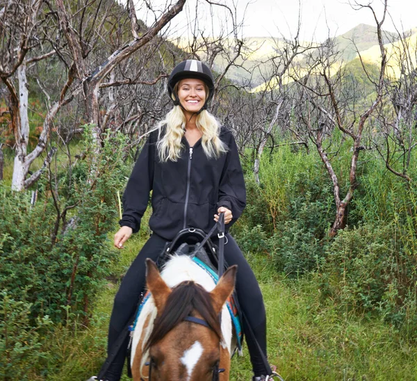 Horse Riding Outback Attractive Young Woman Riding Horse Mountain Trail — Stock Photo, Image