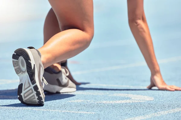 Correr Calzado Empezar Con Una Mujer Deportista Corredora Una Pista — Foto de Stock