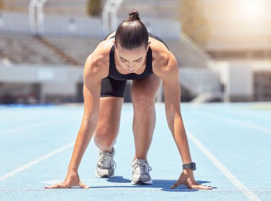 Motivasyon, enerji ve koşucu antrenmanlara dışarıda başlayın, çalışmaya hazır olun. Güçlü bir zihniyete sahip profesyonel bayan sporcunun sağlık, güç ve fitness hedefi hız ve kardiyo koşusuna hazır olun..