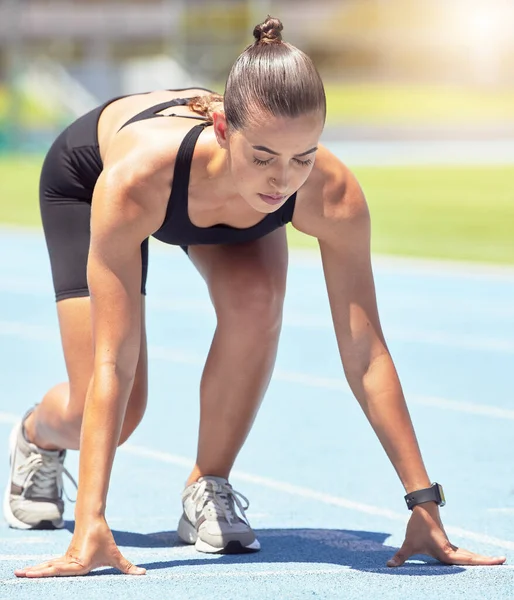 Δρομέας Γυναίκα Και Εστίαση Ενός Αθλητή Έτοιμος Ξεκινήσει Ένα Τρέξιμο — Φωτογραφία Αρχείου