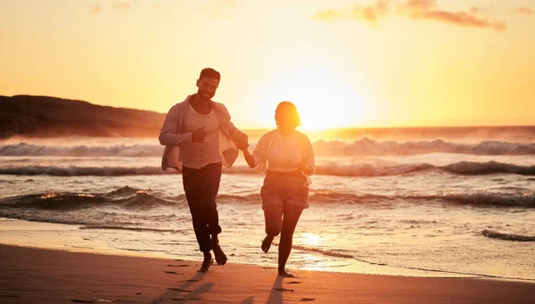 Silhouette Paar Sonnenuntergang Strand Und Laufen Freien Sommerurlaub Flitterwochen Und — Stockfoto