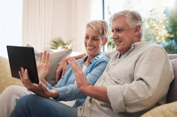 Senioren Paar Digitale Tablette Welle Und Videoanruf Mit Einem Gespräch — Stockfoto