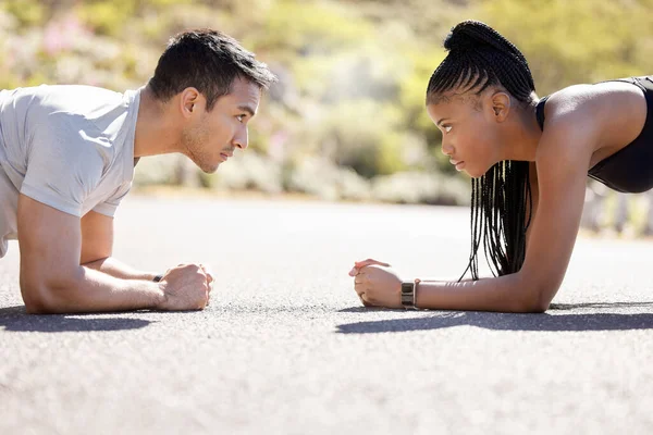 夫妇在街上一起训练有氧运动的健身 锻炼和挑战练习 健康运动员和教练在路上的注意力 动力和团队精神或协作 — 图库照片