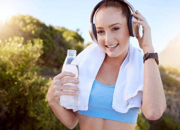 Muziek Fitness Water Met Een Sportvrouw Die Naar Audio Luistert — Stockfoto