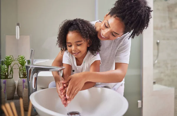 Familj Tvätta Händer Och Barn Med Mamma Sköljning Rengöring Och — Stockfoto