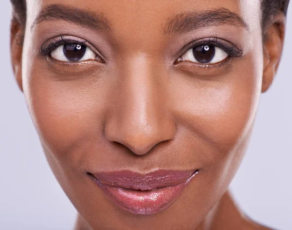 Fazer Zoom Beleza Uma Bela Mulher Africana Contra Fundo Roxo — Fotografia de Stock