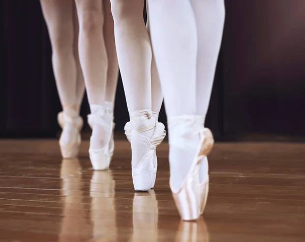 芭蕾舞演员 健身舞蹈演员和舞台剧中的女性 以进行舞蹈训练 锻炼和创意艺术的训练 伙伴合作 协同工作和扩大女运动员腿或女芭蕾舞演员在音乐会上的合作 — 图库照片