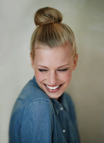 Sorrindo Tímido Uma Bela Jovem Mulher Casualwear Estúdio Tiro — Fotografia de Stock