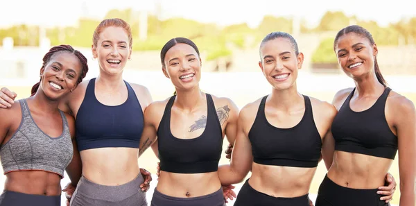 초상화 달리기 친구로서 운동을 위하여 경주에서 다양성 날씬하고 고운동에 소녀들 — 스톡 사진