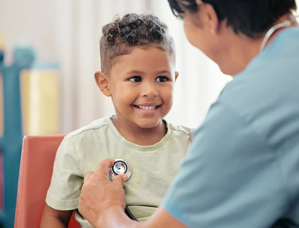 Niños Atención Médica Estetoscopio Con Médico Pediatra Que Escucha Los —  Fotos de Stock