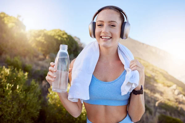 Koptelefoon Natuurtraining Muziek Streaming Van Een Gelukkige Vrouw Het Sporten — Stockfoto