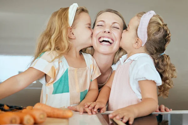 Mutlu Aile Genç Kızlar Annelerini Mutlu Bir Suratla Öperler Anneler — Stok fotoğraf