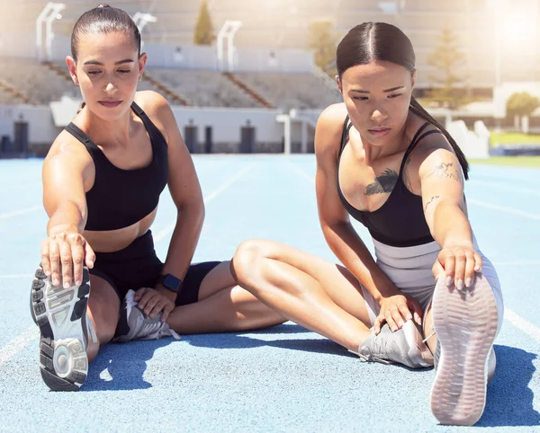 Fitness Motivación Mujeres Estirando Isquiotibiales Estadio Para Entrenar Hacer Ejercicio —  Fotos de Stock