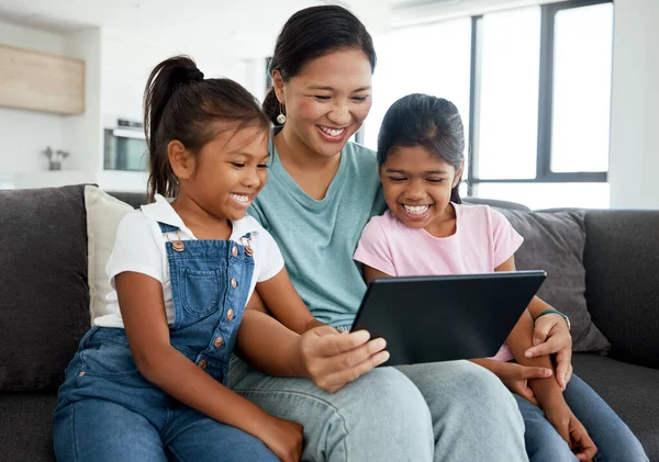 Boldog Anya Gyerekek Digitális Tabletta Nézni Vicces Videók Filmek Vagy — Stock Fotó