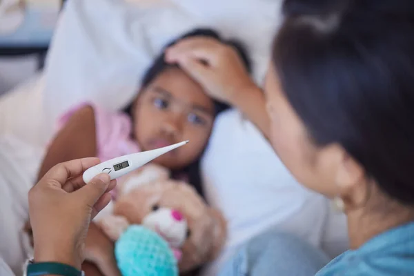 Tıbbi Termometresi Annesi Hasta Çocuğu Hindistan Daki Kız Covid Virüsünün — Stok fotoğraf