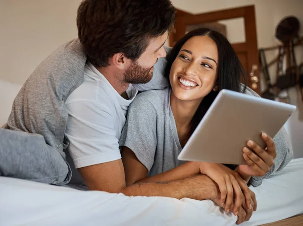 Casal Feliz Sorriso Tablet Quarto Entretenimento Amor Cuidado Relaxando Juntos — Fotografia de Stock