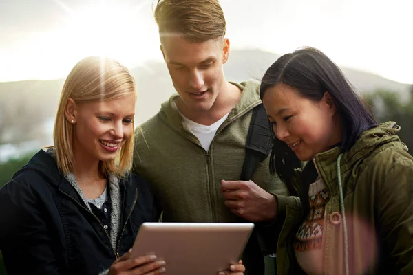 Kontroluji Jejich Úkoly Online Tři Mladí Studenti Dívají Tablet Kampusu — Stock fotografie