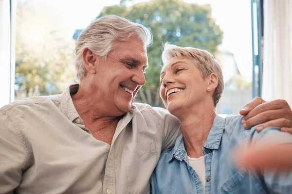 Aşk Yaşlılık Emekli Çiftle Evde Romantik Göz Teması Kurarak Rahatlayan — Stok fotoğraf