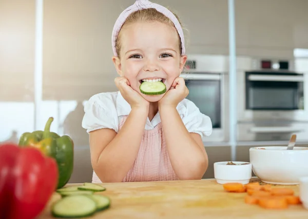 Menina Bonito Com Sorriso Comendo Pepino Cozinha Salada Verde Saudável — Fotografia de Stock