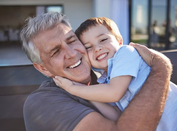 Šťastný Úsměv Děda Objímají Své Vnouče Zatímco Spolu Hrají Rodinném — Stock fotografie