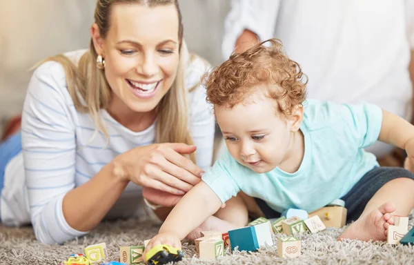 Anya Gyerek Játék Tanulás Blokk Játékokat Padlón Oktatási Kötődés Időt — Stock Fotó