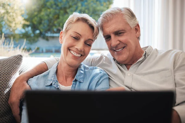 Feliz Pareja Ancianos Con Tableta Digital Sofá Viendo Una Película —  Fotos de Stock