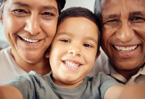 男の子は幸せな祖父母と一緒に家の中でクローズアップやズームの肖像画で自撮りを取ります ラテン男性子供笑顔とおばあちゃんとおじいちゃんでマクロで幸福と家族の愛の表現家 — ストック写真