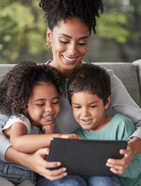 Család Pihenés Tabletta Anyával Gyerekekkel Kanapén Technológia Oktatás Vagy Internet — Stock Fotó