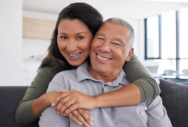 Emeklilik Sevgi Kucaklaşma Çift Birlikte Koltukta Mutluluk Rahatlama Destek Gülümse — Stok fotoğraf