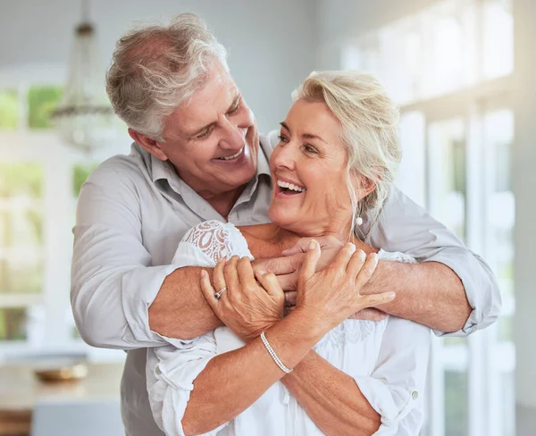 Casal Sênior Feliz Abraço Pelo Amor Apoio Cuidado Relacionamento Casa — Fotografia de Stock