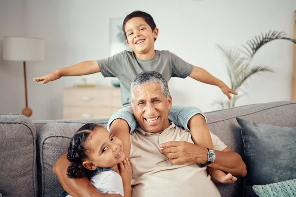 おじいちゃんと一緒に家族の家で愛 リラックスのためのリビングルームで遊ぶ 幸せな子供の肖像画 笑顔のシニア祖父母と結合 笑いと面白い品質の時間を楽しんで — ストック写真