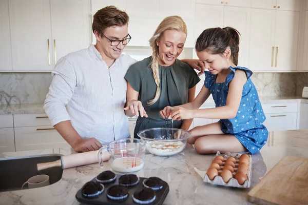 Madre Padre Niña Horneando Como Una Familia Feliz Cocina Disfrutando —  Fotos de Stock