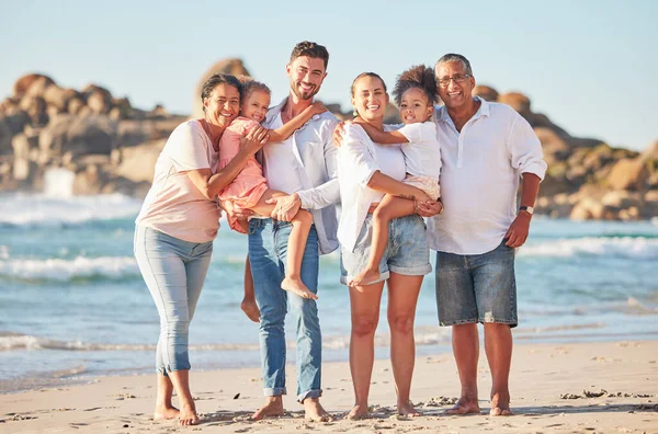 Χαρούμενη Οικογένεια Πορτραίτο Και Καλοκαιρινές Διακοπές Στην Παραλία Χαρούμενους Ανθρώπους — Φωτογραφία Αρχείου