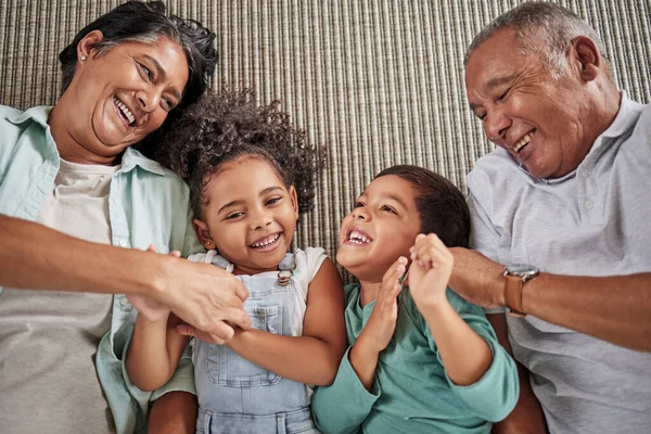 Gelukkige Familie Grootouders Kinderen Een Bank Ontspannen Lachen Terwijl Samen — Stockfoto