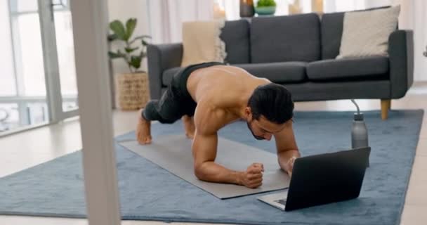 Fitness Exercício Internet Homem Sala Estar Com Laptop Fazendo Exercício — Vídeo de Stock